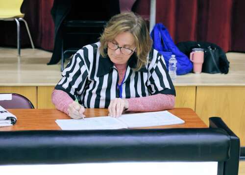 Winter Sports Notebook: A scorekeeping legend