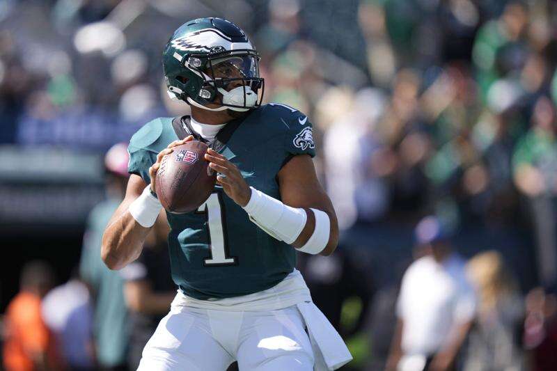 Hurts throws for 319 yards, Elliott's 54-yarder lifts 4-0 Eagles over  Commanders in OT