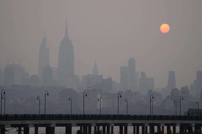 Yankee Stadium surrounded by haze, 'unhealthy' air from Canadian wildfires